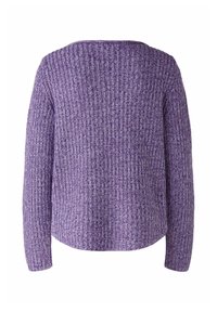 Lila gestrickter Pullover mit geripptem Muster, langen Ärmeln und einem weit ausgeschnittenen Rundhalsausschnitt. Das Design zeichnet sich durch eine lässige Passform und einen abgerundeten Saum aus.