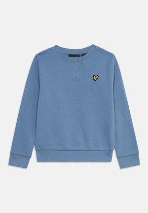 Sweat-shirt bleu à manches longues avec col rond, petit logo d’oiseau jaune sur la poitrine gauche, avec poignets et ourlet côtelés.