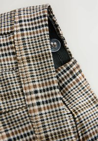 Broek in een bruine, zwarte en witte houndstooth-print. Voorzien van een knoopsluiting en zakdetails. Textuurstof met een gestructureerd ontwerp.