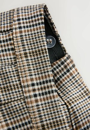 Hosen in einem braunen, schwarzen und weißen Hahnentrittmuster. Verfügt über einen Buttonverschluss und Taschenverzierungen. Strukturiertes Gewebe mit einem strukturierten Design.
