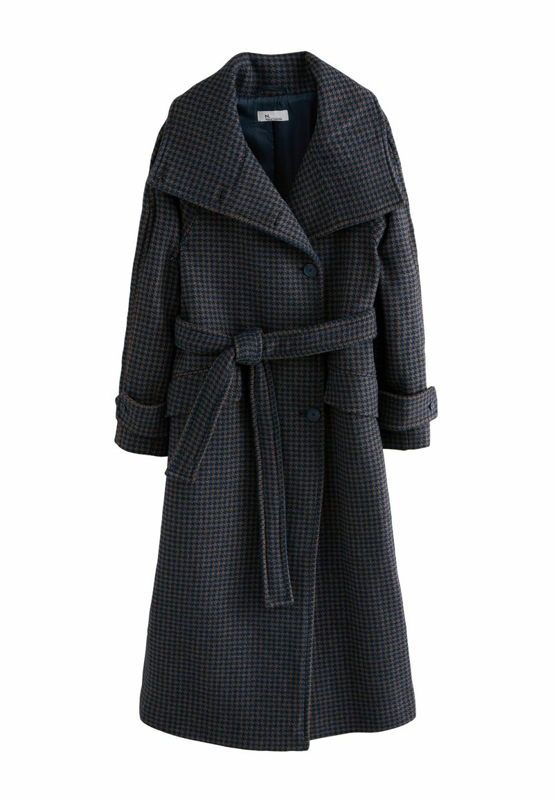 Donkerblauwe en bruine houndstooth-gepatroniseerde lange jas met een brede kraag, taille met riem en grote knopen. Bevat zijzakken en opgerolde mouwen.