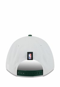 Weißer Baseballhut mit einem grünen Schirm. Verfügt über ein schwarzes NBA-Logo-Patch auf der Rückseite und einen verstellbaren grünen Kunststoffriemen.