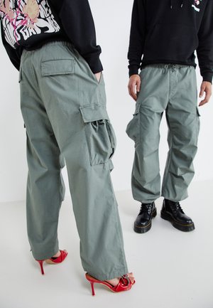 JPSTPARACHUTE JJZAYN UNISEX - Pantalones cargo - agave green