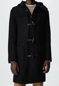 Manteau duffle en laine noire avec fermeture à boutons, deux poches avant et une capuche. Caractérisé par un design structuré et un tissu texturé.