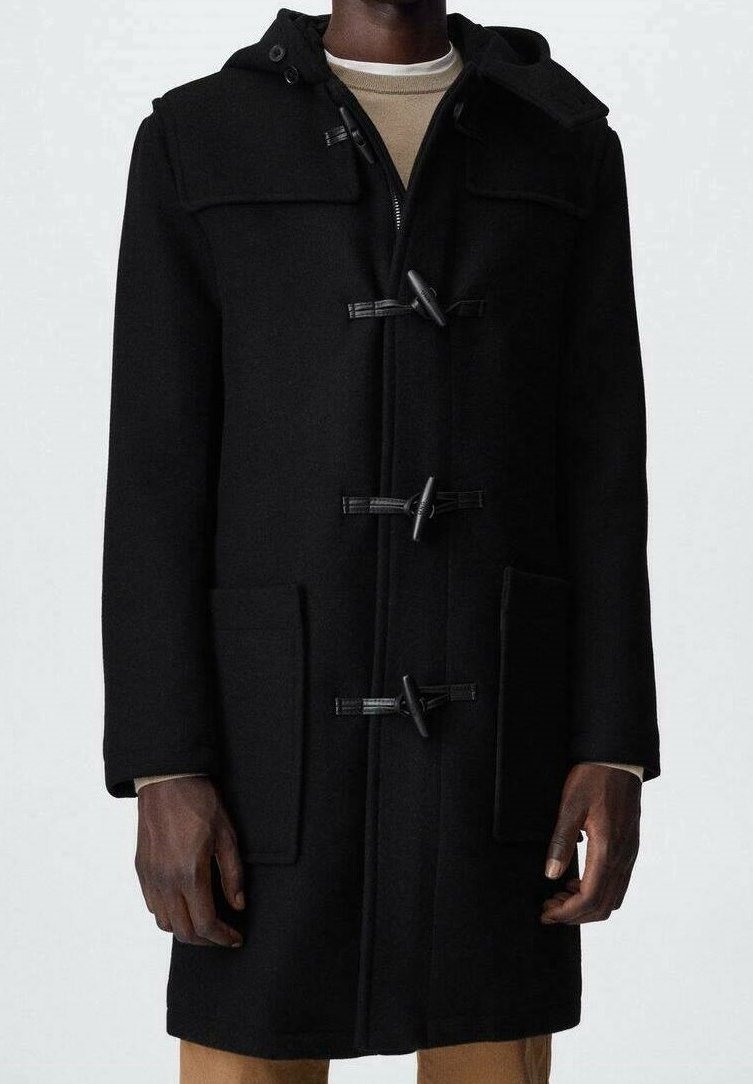 Manteau duffle en laine noire avec fermeture à boutons, deux poches avant et une capuche. Caractérisé par un design structuré et un tissu texturé.
