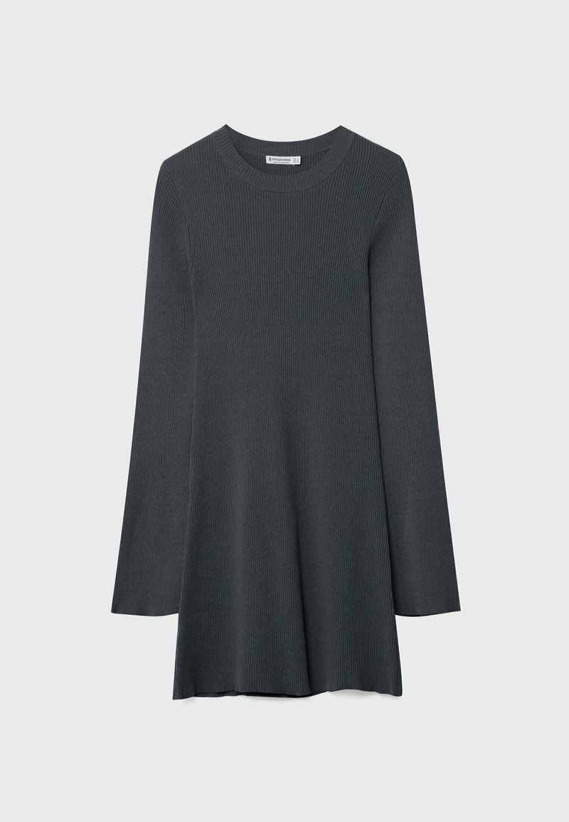 Dunkelgraues geripptes Langarmkleid mit rundem Halsausschnitt und ausladendem Saum. Weicher Stoff, schlichtes Design und keine sichtbaren Muster oder Metallteile.