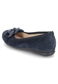Navyblaue Wildleder-Ballerinas mit abgerundetem Zehenbereich und einer großen Schleifendetail an der Vorderseite; schwarze Gummisohle für Grip und Flexibilität.