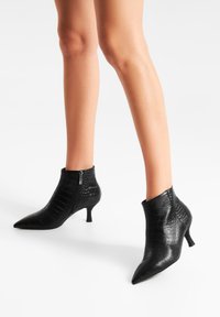 Woden VERA CROCO - Tronchetti - black