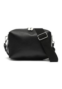 Sac en simili cuir noir en forme rectangulaire, avec des accents de quincaillerie argentée, une bandoulière robuste et ajustable, et une fermeture zippée en haut.