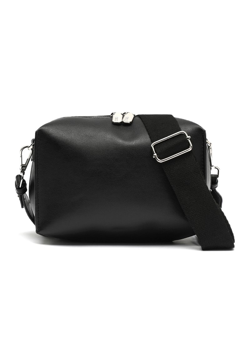 Sac en simili cuir noir en forme rectangulaire, avec des accents de quincaillerie argentée, une bandoulière robuste et ajustable, et une fermeture zippée en haut.