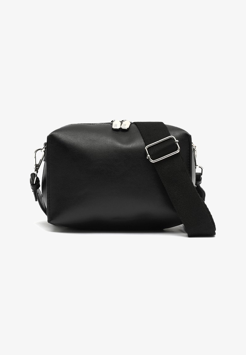 Černá koženková crossbody taška obdélníkového tvaru, se stříbrnými kovovými doplňky, pevným nastavitelným popruhem a zipovým uzávěrem na vrchu.