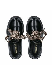 Zwarte patenten leren schoenen met luipaardprint veters, ronde neuzen en gouden oogjes. Textuurveters zorgen voor contrast.