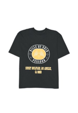 Schwarzes T-Shirt mit gelber und weißer Grafik von Flügeln und Sternen, Text "Hills of Gold Pegador" und "Sunset Boulevard, Los Angeles, CA 90069."