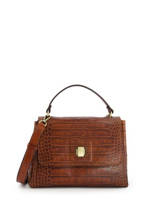 Brun læder håndtaske med krokodilletryk, top-håndtag, justerbar skulderrem og rektangulært spænde i guldfarvet tone på frontklappen.
