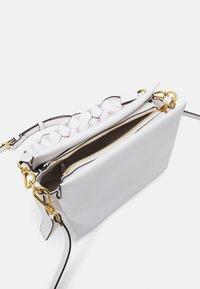 Coccinelle BOHEME GRANA DOUBLE - Kézitáska - white