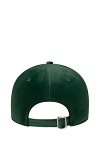 Groene fluwelen pet met een gladde textuur, ronde vorm, verstelbare band en metalen gesp. Heeft ventilatiegaten aan de achterkant.