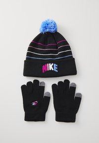 Caciula neagră din tricot cu pom-pom albastru și dungi multicolore, având un logo colorat "NIKE"; asociată cu mănuși negre din tricot cu vârfuri gri.