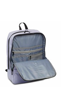 Mochila de color púrpura claro con cierre de doble dirección, múltiples bolsillos interiores, forro gris y una tapa que se abre revelando compartimentos organizables.