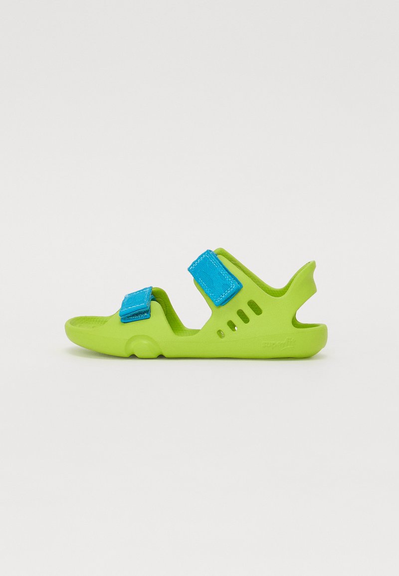 Vihreät muoviset sandaalit, joissa on siniset säädettävät hihnat, avonainen kärki ja sivuventilaatioaukot. Teksturoitu pohjallinen mukavuutta varten.