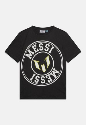 T-shirt nera in cotone con maniche corte, caratterizzata da una grafica circolare con il nome "MESSI" e un logo giallo al centro.