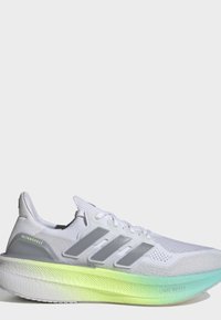 Chaussure de course Adidas Ultraboost blanche avec des bandes grises et une semelle amortissante dégradée du vert clair au turquoise.