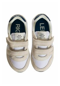 Sneakers bianchi con accenti in suede beige chiaro. Presentano due fasce in velcro e suole in gomma. Il testo all'interno recita "CORRI PIÙ VELOCEMENTE DI QUANTO PUOI."