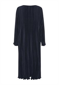 Rochie plisată de un albastru închis, cu mâneci lungi și manșete frumos volanate, având o siluetă dreaptă și o textură moale, fluidă.