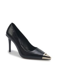 Pumpuri negre cu toc înalt, cu vârf ascuțit și detaliu metalic. Prezintă piele texturată cu un finisaj lucios și un toc stiletto subțire.