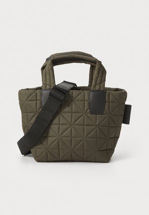 Gequilted olijfgroene totebag met een getextureerd diamanten patroon, dubbele bovenhandvatten en een afneembare zwarte schouderriem.