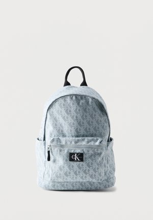 Ανοιχτό μπλε σακίδιο πλάτης Calvin Klein με επαναλαμβανόμενο μοτίβο λογότυπου, μπροστινή τσέπη με φερμουάρ, πλαϊνές τσέπες και μαύρη λαβή στο πάνω μέρος.