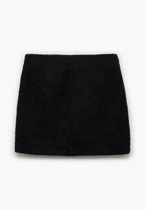 Minifalda negra de tejido texturizado, con corte recto, patrones sutiles y dos bolsillos frontales.