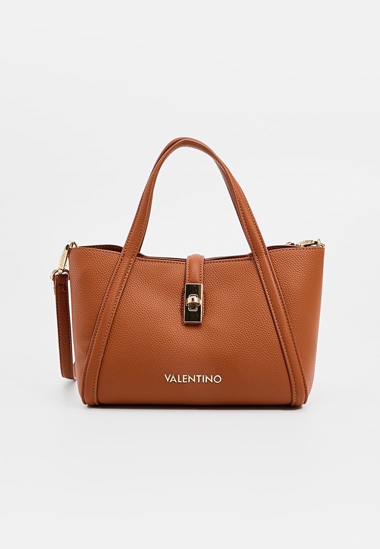 Tan gekorreld lederen handtas met dubbele handvatten, gouden hardware, een klapslot aan de voorkant en het verdiept aangebrachte "VALENTINO" logo aan de voorkant.