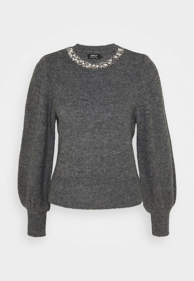 Pull en maille gris foncé avec manches longues bouffantes et encolure ronde ornée de perles blanches et argentées.