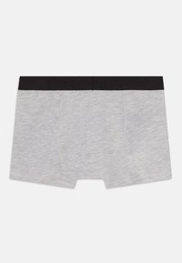 Hellgraue Boxer-Shorts aus einem weichen Baumwoll-Mix, mit einem schwarzen elastischen Bund und einer glatten Textur für eine eng anliegende Passform.