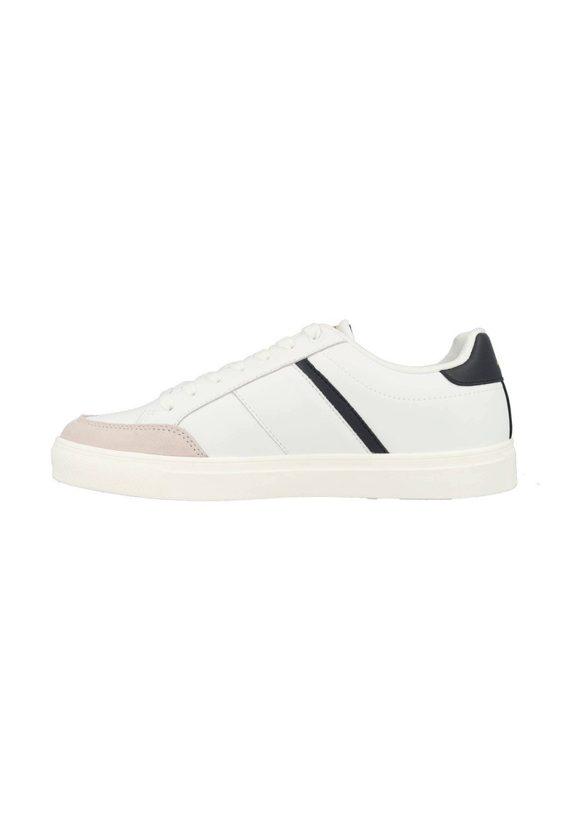 Sneaker en cuir blanc avec un bout en daim rose, des accents noirs et une semelle en caoutchouc blanc texturé. Dispose de lacets plats et d'un design à rayures sur les côtés.