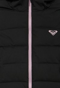 Juoda pūkinė striukė su rausvu užtrauktuku, horizontaliu siuvinėtu raštu ir mažyliu rausvu širdies logotipu kairėje pusėje.