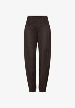 Juodos spalvos, aukštu liemeniu siaurėjančios kelnės su elastinga juosmens juosta ir surišamais rankogaliais, puoštos surinktų audinių detalėmis klubų ir kojų srityje.