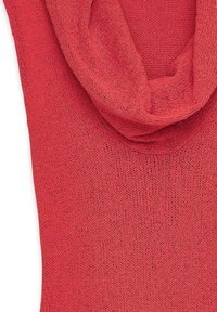 Koraline kootud topp, millel on rippuv kaeluse disain, tekstureeritud pind ja hingav, kerge kudumine.