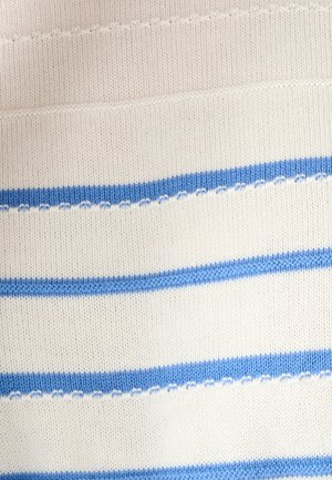 Witte gebreide stof met horizontale lichtblauwe strepen en subtiele gestructureerde details tussen de strepen.