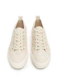 Beige Sneaker mit einem strukturierten Schnürdesign, aus Baumwollmaterial, runder Zehenpartie und flacher Gummisohle. Verfügt über passende Schnürsenkel und eine Schlaufe an der Ferse.