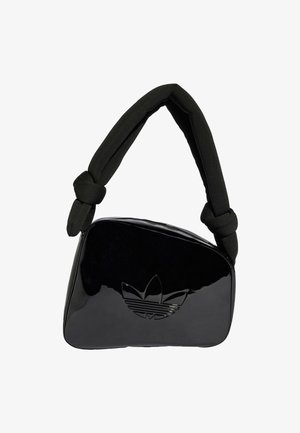 Borsa in pelle verniciata nera con un manico in tessuto nero annodato. Presenta un logo Adidas trefoil in rilievo sul davanti. Finitura liscia e lucida.