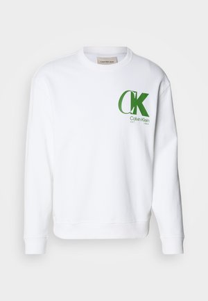 Baltas medvilnės džemperis su žaliu "CK" logotipu ir tekstu kairėje krūtinėje, su gumbuotais rankogaliais ir apačia.