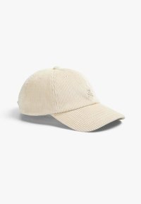 Gorra de béisbol de terciopelo beige con visera curvada, que presenta un sutil logo bordado en la parte frontal y un tejido acanalado texturizado.