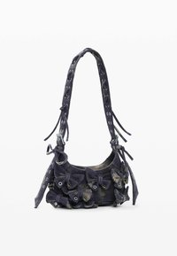 Borsa in velluto a coste blu scuro con superficie strutturata, arricchita da fiocchi arricciati e anelli metallici, dotata di tracolla intrecciata.