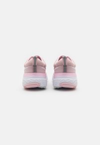 Des chaussures de sport roses avec une forme arrondie, un upper en textile doux, des accents gris contrastants et une semelle blanche texturée pour une meilleure adhérence.