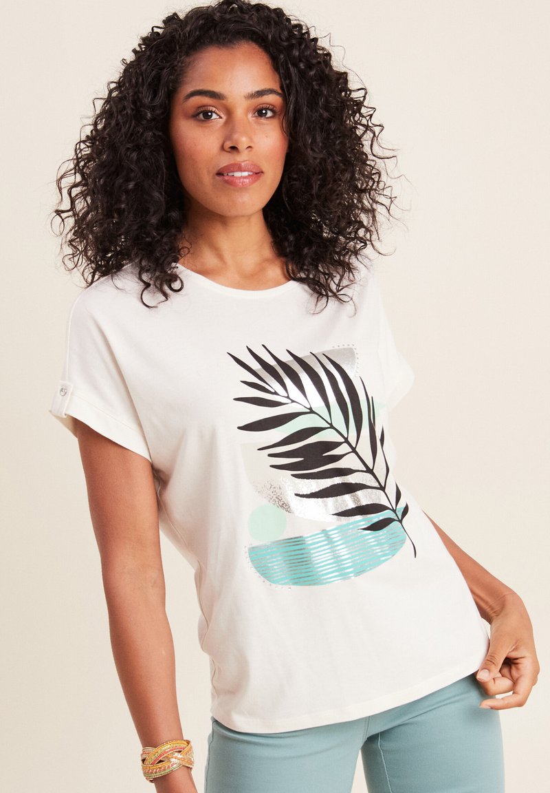 Weißes T-Shirt mit kurzen Ärmeln, das ein schwarzes Palmblatt-Motiv und mintgrüne Akzente aufweist. Lockerer Schnitt und glattes Material mit Rundhalsausschnitt.