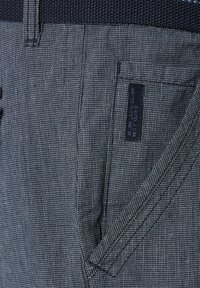 Karomuster in Navy und Weiß mit feinem Gitterdesign. Verfügt über Seitentaschen und ein Etikett mit dem Markennamen, texturierten Taillenbund.