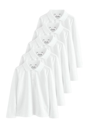 Fem långärmade vita pikétröjor i bomull, med krage och tre knappar, alla med en enhetlig design.