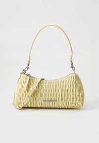 Κίτρινη τσάντα χειρός με πλισέ σχέδιο, έναν σύντομο χείραμο και ρυθμιζόμενο ιμάντα, με ασημί εξαρτήματα και λείο υφή.
