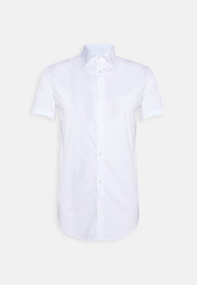 Balti marškiniai trumpomis rankovėmis su smailiu apykakle, pagaminti iš lygaus audinio, su penkiais mygtukais priekyje ir išlenktu kraštu.